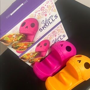 2 pack (4 pieces) Yum Skulls Taco Holder Trays Halloween Dia De Los Muertos